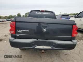 2006 Dodge Dakota SLT z VIN 1D7HW48K46S665095, wystawiony jako Copart lot #73365124 z przebiegiem 164 831 mil mil oraz Czysty tytuł • Clean title. Historia ofert i sprzedaży dostępna na DreamBid. Obrazek 6.