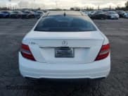 ✅ 2015 Mercedes-Benz C 250 • VIN: WDDGJ4HB6FG433210 • Lot: 49184935. Wystawiony na Copart z przebiegiem 84 864 mil. Bezpłatny archiwum sprzedaży aukcyjnych z USA i szczegółowy raport historii pojazdu na DreamBid. Zdjęcie 6.