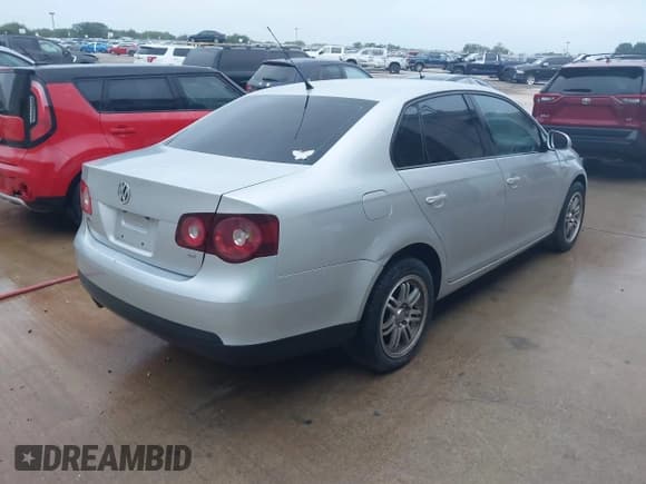✅ 2010 Volkswagen Jetta Limited Edition • VIN: 3VWRX7AJ4AM129874 • Lot: 42539737. Listed on IAAI with 197,259 mi. Free auction sales archive from the USA and detailed vehicle history report at DreamBid. Image 4.
