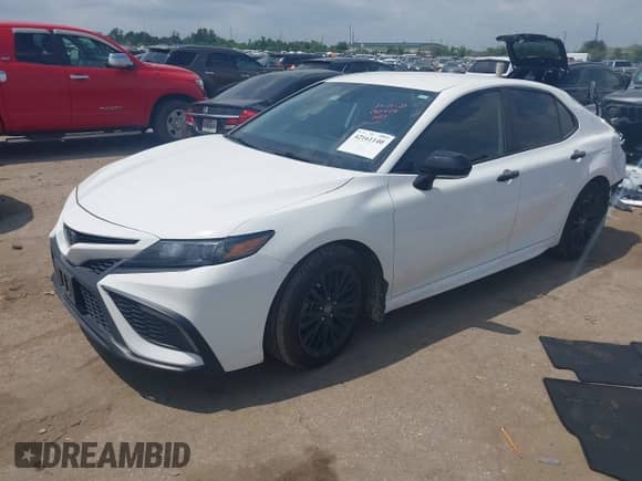 2022 Toyota Camry SE z VIN 4T1G11AK8NU027220, wystawiony jako IAAI lot #42161140 z przebiegiem 68 347 mil mil oraz . Historia ofert i sprzedaży dostępna na DreamBid. Obrazek 2.