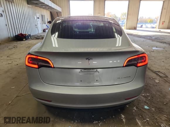 ✅ 2018 Tesla Model 3 Long Range Battery • VIN: 5YJ3E1EB4JF087614 • Lot: 92456345. Wystawiony na Copart z przebiegiem 40 486 mil. Bezpłatny archiwum sprzedaży aukcyjnych z USA i szczegółowy raport historii pojazdu na DreamBid. Zdjęcie 6.