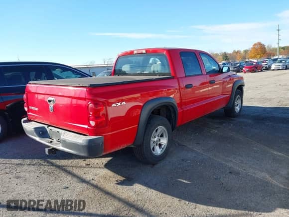 2008 Dodge Dakota SXT z VIN 1D7HW38K08S590845, wystawiony jako IAAI lot #43620969 z przebiegiem 141 557 mil mil oraz . Historia ofert i sprzedaży dostępna na DreamBid. Obrazek 4.