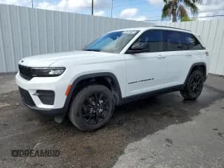✅ 2024 Jeep Grand Cherokee Altitude • VIN: 1C4RJHAGXR8520090 • Лот: 84898795. Опубликован ранее на Copart с пробегом 39 725 миль. Бесплатный доступ к архиву аукционных продаж из США и подробный отчёт об истории автомобиля на DreamBid. Изображение 1.