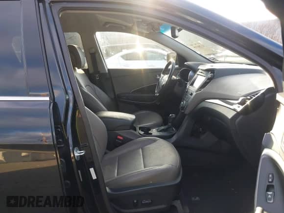 2017 Hyundai Santa Fe 2.0T z VIN 5XYZUDLA8HG502333, wystawiony jako IAAI lot #41246195 z przebiegiem 62 772 mil mil oraz . Historia ofert i sprzedaży dostępna na DreamBid. Obrazek 5.