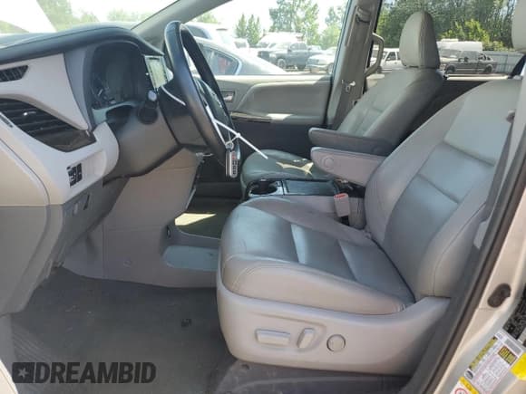 ✅ 2019 Toyota Sienna XLE • VIN: 5TDDZ3DC5KS219856 • Лот: 61246565. Опубликован ранее на Copart с пробегом 81 670 миль. Бесплатный доступ к архиву аукционных продаж из США и подробный отчёт об истории автомобиля на DreamBid. Изображение 7.