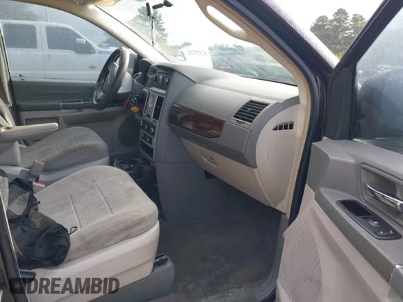 ✅ 2010 Chrysler Town & Country LX • VIN: 2A4RR2D1XAR391221 • Lot: 42355252. Wystawiony na IAAI z przebiegiem 200 178 mil. Bezpłatny archiwum sprzedaży aukcyjnych z USA i szczegółowy raport historii pojazdu na DreamBid. Zdjęcie 5.