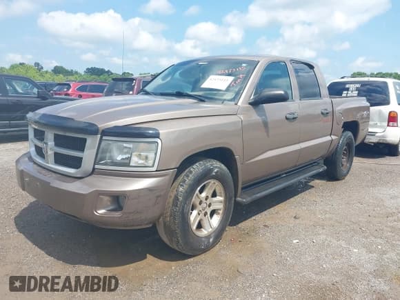 ✅ 2010 Dodge Dakota Bighorn/Lonestar • VIN: 1D7CW3GK3AS130838 • Lot: 42473115. Wystawiony na IAAI z przebiegiem 205 215 mil. Bezpłatny archiwum sprzedaży aukcyjnych z USA i szczegółowy raport historii pojazdu na DreamBid. Zdjęcie 2.