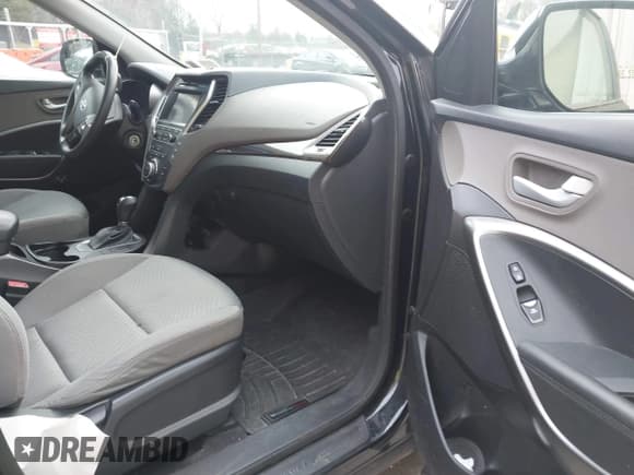 ✅ 2017 Hyundai Santa Fe SE • VIN: KM8SMDHF2HU236582 • Lot: 43593810. Wystawiony na IAAI z przebiegiem 193 175 mil. Bezpłatny archiwum sprzedaży aukcyjnych z USA i szczegółowy raport historii pojazdu na DreamBid. Zdjęcie 5.