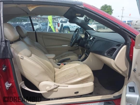 ✅ 2013 Chrysler 200 Limited • VIN: 1C3BCBFG1DN516428 • Lot: 42502076. Wystawiony na IAAI z przebiegiem 160 637 mil. Bezpłatny archiwum sprzedaży aukcyjnych z USA i szczegółowy raport historii pojazdu na DreamBid. Zdjęcie 5.