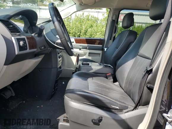 ✅ 2010 Chrysler Town & Country Touring Plus • VIN: 2A4RR8DX7AR382080 • Lot: 67371025. Wystawiony na Copart z przebiegiem 148 531 mil. Bezpłatny archiwum sprzedaży aukcyjnych z USA i szczegółowy raport historii pojazdu na DreamBid. Zdjęcie 7.