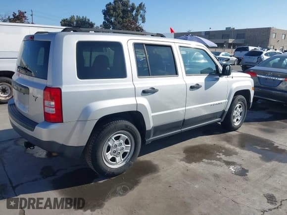✅ 2014 Jeep Patriot Sport • VIN: 1C4NJPBBXED510320 • Lot: 43811360. Listed on IAAI with 120,999 mi. Free auction sales archive from the USA and detailed vehicle history report at DreamBid. Image 4.