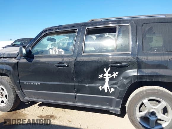 ✅ 2016 Jeep Patriot Sport • VIN: 1C4NJPBA6GD693659 • Lot: 43665695. Wystawiony na IAAI z przebiegiem 167 002 mil. Bezpłatny archiwum sprzedaży aukcyjnych z USA i szczegółowy raport historii pojazdu na DreamBid. Zdjęcie 15.