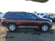 ✅ 2012 Toyota Highlander SE • VIN: 5TDZK3EHXCS079065 • Lot: 43564576. Wystawiony na IAAI z przebiegiem 391 225 mil. Bezpłatny archiwum sprzedaży aukcyjnych z USA i szczegółowy raport historii pojazdu na DreamBid. Zdjęcie 13.