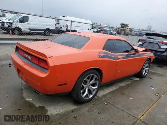 ✅ 2013 Dodge Challenger R/T Plus • VIN: 2C3CDYBTXDH733606 • Lot: 83748764. Wystawiony na Copart z przebiegiem 179 639 mil. Bezpłatny archiwum sprzedaży aukcyjnych z USA i szczegółowy raport historii pojazdu na DreamBid. Zdjęcie 3.