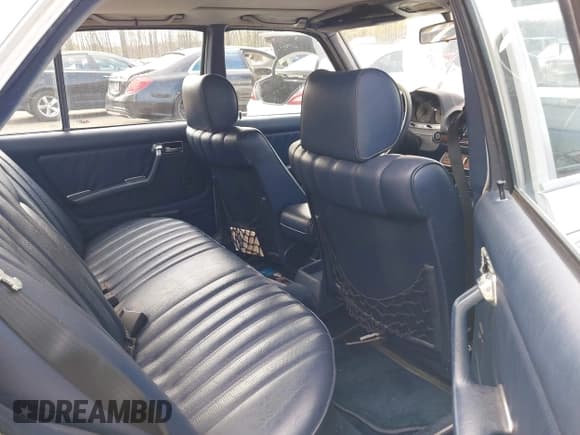 ✅ 1983 Mercedes-Benz 240 • VIN: WDBAB23A6DB379187 • Lot: 42003675. Wystawiony na IAAI z przebiegiem 61 941 mil. Bezpłatny archiwum sprzedaży aukcyjnych z USA i szczegółowy raport historii pojazdu na DreamBid. Zdjęcie 8.