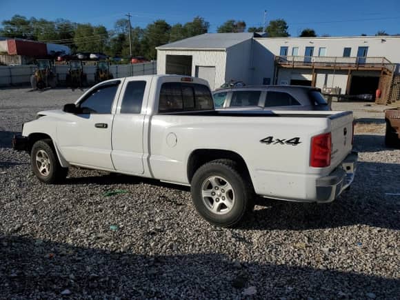 ✅ 2005 Dodge Dakota SLT • VIN: 1D7HW42K35S187811 • Лот: 85661395. Размещён на Copart с пробегом 170 620 миль миль. Получите бесплатный доступ к архиву аукционных продаж из США и посмотрите подробный отчёт об истории автомобиля на DreamBid. Изображение 2.