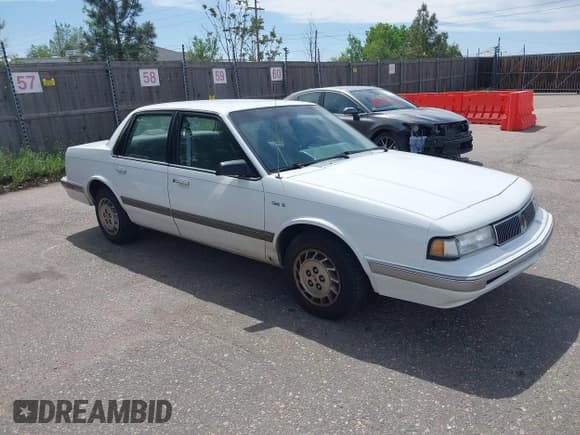 ✅ 1996 Oldsmobile Cutlass Ciera 1SA VX5 • VIN: 1G3AJ55M0T6398905 • Lot: 42163177. Wystawiony na IAAI z przebiegiem 104 681 mil. Bezpłatny archiwum sprzedaży aukcyjnych z USA i szczegółowy raport historii pojazdu na DreamBid. Zdjęcie 1.