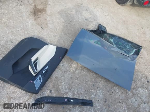 ✅ 2025 BMW X2 xDrive28i • VIN: WBX63GM03S5228071 • Lot: 42744449. Listed on IAAI with 3,242 mi. Free auction sales archive from the USA and detailed vehicle history report at DreamBid. Image 12.