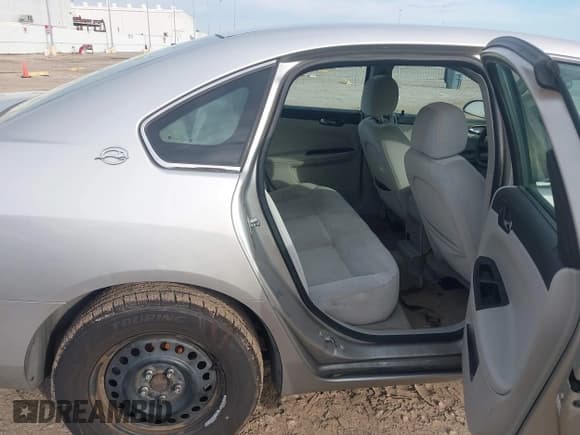 ✅ 2006 Chevrolet Impala LS • VIN: 2G1WB55K369124217 • Lot: 43822027. Wystawiony na IAAI z przebiegiem 207 234 mil. Bezpłatny archiwum sprzedaży aukcyjnych z USA i szczegółowy raport historii pojazdu na DreamBid. Zdjęcie 8.