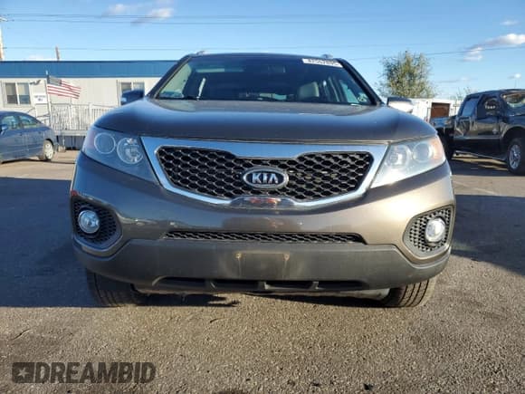 ✅ 2013 Kia Sorento EX • VIN: 5XYKUCA68DG321785 • Lot: 82552895. Wystawiony na Copart z przebiegiem 149 618 mil. Bezpłatny archiwum sprzedaży aukcyjnych z USA i szczegółowy raport historii pojazdu na DreamBid. Zdjęcie 5.