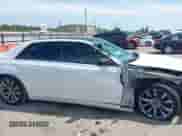 2014 Chrysler 300 S с VIN 2C3CCABG3EH262008, выставлен на аукционе IAAI как лот 42087435 с пробегом 248 794 миль миль и . История ставок и продаж доступна на DreamBid. Изображение 14.