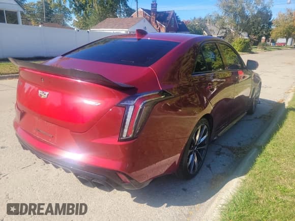 ✅ 2022 Cadillac CT4-V • VIN: 1G6D75RP5N0410099 • Lot: 76783534. Wystawiony na Copart z przebiegiem 14 298 mil. Bezpłatny archiwum sprzedaży aukcyjnych z USA i szczegółowy raport historii pojazdu na DreamBid. Zdjęcie 4.