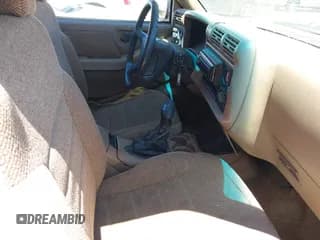 ✅ 1997 Chevrolet Blazer LS • VIN: 1GNCS18W7VK112285 • Lot: 42485308. Wystawiony na IAAI z przebiegiem 207 504 mil. Bezpłatny archiwum sprzedaży aukcyjnych z USA i szczegółowy raport historii pojazdu na DreamBid. Zdjęcie 5.