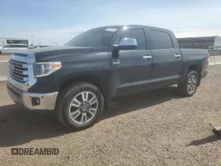 ✅ 2018 Toyota Tundra SR5 • VIN: 5TFAY5F13JX679670 • Лот: 66010645. Опубликован ранее на Copart с пробегом 103 300 миль. Бесплатный доступ к архиву аукционных продаж из США и подробный отчёт об истории автомобиля на DreamBid. Изображение 1.