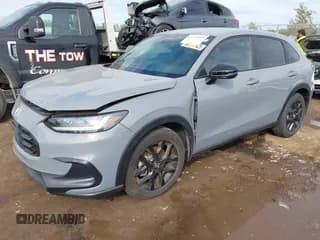 ✅ 2025 Honda HR-V Sport • VIN: 3CZRZ2H56SM754541 • Lot: 43370990. Wystawiony na IAAI z przebiegiem 7 406 mil. Bezpłatny archiwum sprzedaży aukcyjnych z USA i szczegółowy raport historii pojazdu na DreamBid. Zdjęcie 2.