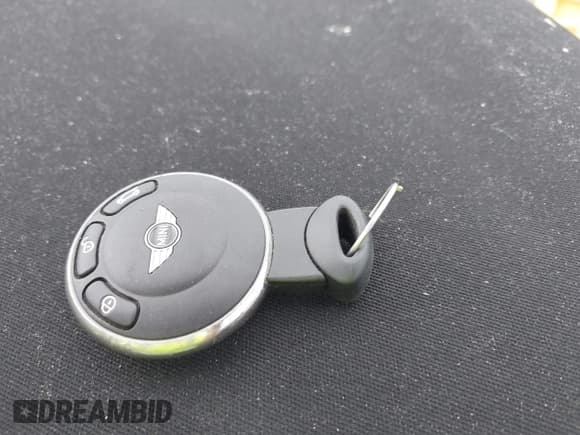 ✅ 2010 MINI Convertible S • VIN: WMWMS3C51ATY51760 • Lot: 42419015. Wystawiony na IAAI z przebiegiem 86 437 mil. Bezpłatny archiwum sprzedaży aukcyjnych z USA i szczegółowy raport historii pojazdu na DreamBid. Zdjęcie 11.