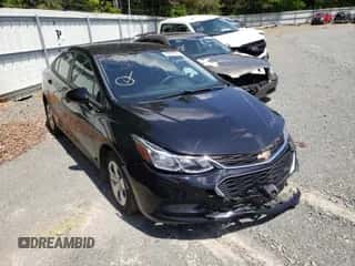 ✅ 2018 Chevrolet Cruze LS • VIN: 1G1BC5SM3J7206640 • Лот: 40915521. Размещён на Copart с пробегом 83 802 миль миль. Получите бесплатный доступ к архиву аукционных продаж из США и посмотрите подробный отчёт об истории автомобиля на DreamBid. Изображение 1.