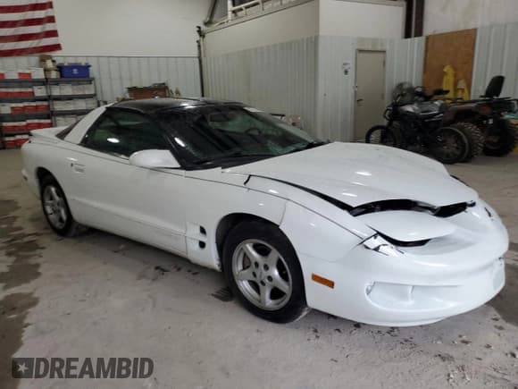 ✅ 1998 Pontiac Firebird Firebird • VIN: 2G2FS22KXW2207621 • Lot: 82717434. Wystawiony na Copart z przebiegiem 63 973 mil. Bezpłatny archiwum sprzedaży aukcyjnych z USA i szczegółowy raport historii pojazdu na DreamBid. Zdjęcie 4.
