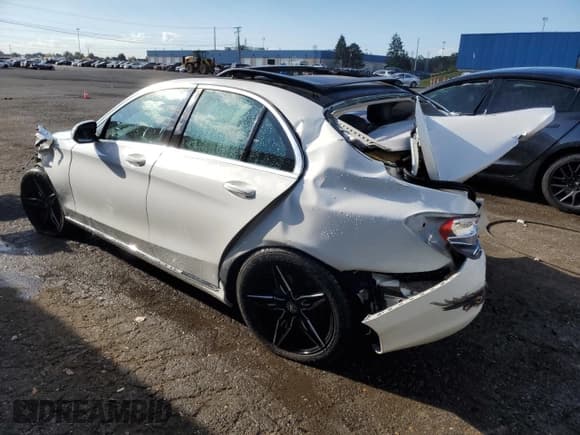 ✅ 2015 Mercedes-Benz C 300 • VIN: 55SWF4KB8FU009116 • Lot: 85165035. Wystawiony na Copart z przebiegiem 117 995 mil. Bezpłatny archiwum sprzedaży aukcyjnych z USA i szczegółowy raport historii pojazdu na DreamBid. Zdjęcie 2.