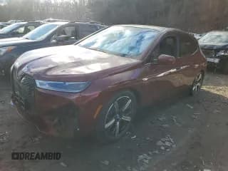 ✅ 2022 BMW iX xDrive50 • VIN: WB523CF05NCK56452 • Lot: 82352873. Wystawiony na Copart z przebiegiem 28 965 mil. Bezpłatny archiwum sprzedaży aukcyjnych z USA i szczegółowy raport historii pojazdu na DreamBid. Zdjęcie 1.