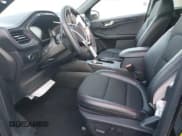 ✅ 2025 Ford Escape ST-Line • VIN: 1FMCU9MN7SUA85549 • Lot: 92824725. Wystawiony na Copart z przebiegiem 9 957 mil. Bezpłatny archiwum sprzedaży aukcyjnych z USA i szczegółowy raport historii pojazdu na DreamBid. Zdjęcie 7.