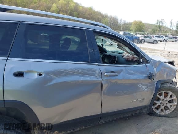 ✅ 2016 Jeep Cherokee 75th Anniversary • VIN: 1C4PJMCB6GW252956 • Lot: 42111535. Listed on IAAI with 131,000 mi. Free auction sales archive from the USA and detailed vehicle history report at DreamBid. Image 6.