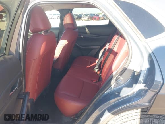 ✅ 2025 Mazda CX-30 S Carbon Edition • VIN: 3MVDMBCMXSM790941 • Lot: 42514372. Wystawiony na IAAI z przebiegiem 17 235 mil. Bezpłatny archiwum sprzedaży aukcyjnych z USA i szczegółowy raport historii pojazdu na DreamBid. Zdjęcie 8.