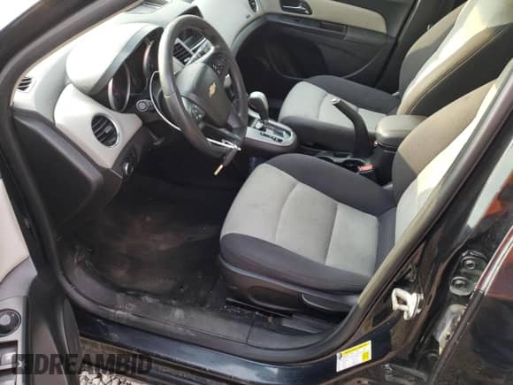 2013 Chevrolet Cruze LS z VIN 1G1PA5SG7D7301793, wystawiony jako Copart lot #71119945 z przebiegiem 115 786 mil mil oraz Szkoda całkowita • Salvage title. Historia ofert i sprzedaży dostępna na DreamBid. Obrazek 7.