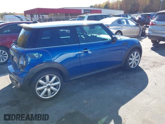 ✅ 2007 MINI Hardtop S • VIN: WMWMF73567TL87918 • Lot: 43527316. Listed on IAAI with 121,888 mi. Free auction sales archive from the USA and detailed vehicle history report at DreamBid. Image 4.