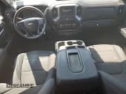 ✅ 2019 Chevrolet Silverado 1500 Custom • VIN: 1GCRYBEH7KZ405572 • Lot: 68285065. Wystawiony na Copart z przebiegiem 189 266 mil. Bezpłatny archiwum sprzedaży aukcyjnych z USA i szczegółowy raport historii pojazdu na DreamBid. Zdjęcie 8.