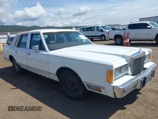 ✅ 1989 Lincoln Town Car • VIN: 1LNBM81FXKY640618 • Lot: 42290055. Wystawiony na IAAI z przebiegiem 36 095 mil. Bezpłatny archiwum sprzedaży aukcyjnych z USA i szczegółowy raport historii pojazdu na DreamBid. Zdjęcie 1.