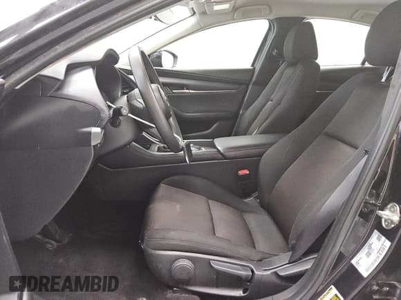 ✅ 2024 Mazda 3 S • VIN: 3MZBPAAM8RM430183 • Lot: 68554655. Wystawiony na Copart z przebiegiem 22 646 mil. Bezpłatny archiwum sprzedaży aukcyjnych z USA i szczegółowy raport historii pojazdu na DreamBid. Zdjęcie 7.