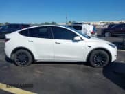 ✅ 2022 Tesla Model Y Long Range • VIN: 7SAYGDEE2NF385647 • Lot: 43434361. Wystawiony na IAAI z przebiegiem 86 365 mil. Bezpłatny archiwum sprzedaży aukcyjnych z USA i szczegółowy raport historii pojazdu na DreamBid. Zdjęcie 13.