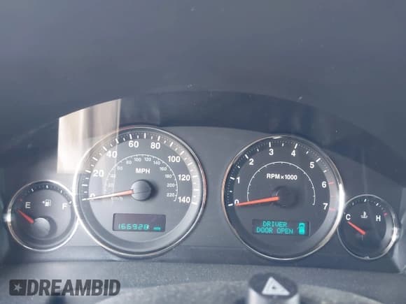 ✅ 2006 Jeep Commander • VIN: 1J8HG48N06C210930 • Lot: 42382695. Wystawiony na IAAI z przebiegiem 166 928 mil. Bezpłatny archiwum sprzedaży aukcyjnych z USA i szczegółowy raport historii pojazdu na DreamBid. Zdjęcie 7.