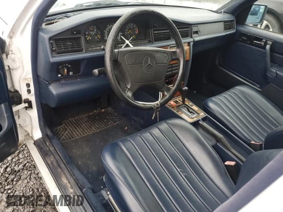 ✅ 1992 Mercedes-Benz 190 • VIN: WDBDA29D3NF993013 • Lot: 55794035. Wystawiony na Copart z przebiegiem 181 833 mil. Bezpłatny archiwum sprzedaży aukcyjnych z USA i szczegółowy raport historii pojazdu na DreamBid. Zdjęcie 8.