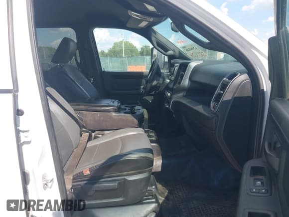 ✅ 2021 Ram 2500 Tradesman • VIN: 3C6UR5HJ7MG597531 • Lot: 42984126. Wystawiony na IAAI z przebiegiem 101 045 mil. Bezpłatny archiwum sprzedaży aukcyjnych z USA i szczegółowy raport historii pojazdu na DreamBid. Zdjęcie 5.