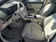 ✅ 2024 Genesis GV60 Advanced • VIN: KMUKCDSC0RU021447 • Lot: 72150984. Wystawiony na Copart z przebiegiem 926 mil. Bezpłatny archiwum sprzedaży aukcyjnych z USA i szczegółowy raport historii pojazdu na DreamBid. Zdjęcie 7.