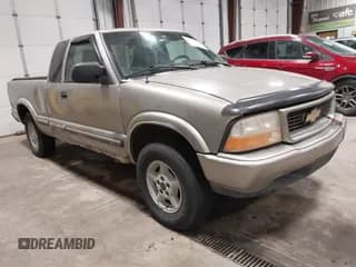 ✅ 2002 Chevrolet S-10 LS • VIN: 1GCDT19W128182527 • Лот: 43797203. Опубликован ранее на IAAI с пробегом 134 092 миль. Бесплатный доступ к архиву аукционных продаж из США и подробный отчёт об истории автомобиля на DreamBid. Изображение 1.