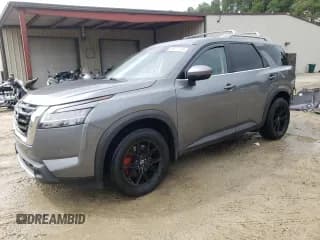 ✅ 2024 Nissan Pathfinder SL • VIN: 5N1DR3CC2RC205079 • Lot: 80677235. Wystawiony na Copart z przebiegiem 27 538 mil. Bezpłatny archiwum sprzedaży aukcyjnych z USA i szczegółowy raport historii pojazdu na DreamBid. Zdjęcie 1.