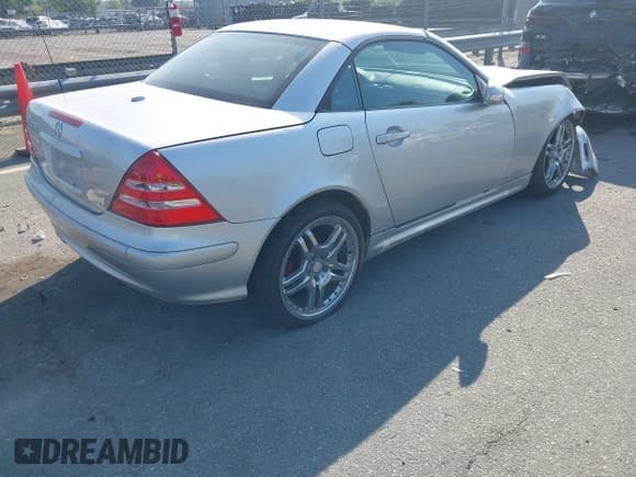 ✅ 2001 Mercedes-Benz SLK 230/320 • VIN: WDBKK65FX1F188655 • Lot: 42572890. Listed on IAAI with 150,639 mi. Free auction sales archive from the USA and detailed vehicle history report at DreamBid. Image 4.
